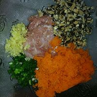 自制速冻胡萝卜香菇猪肉饺子的做法图解2