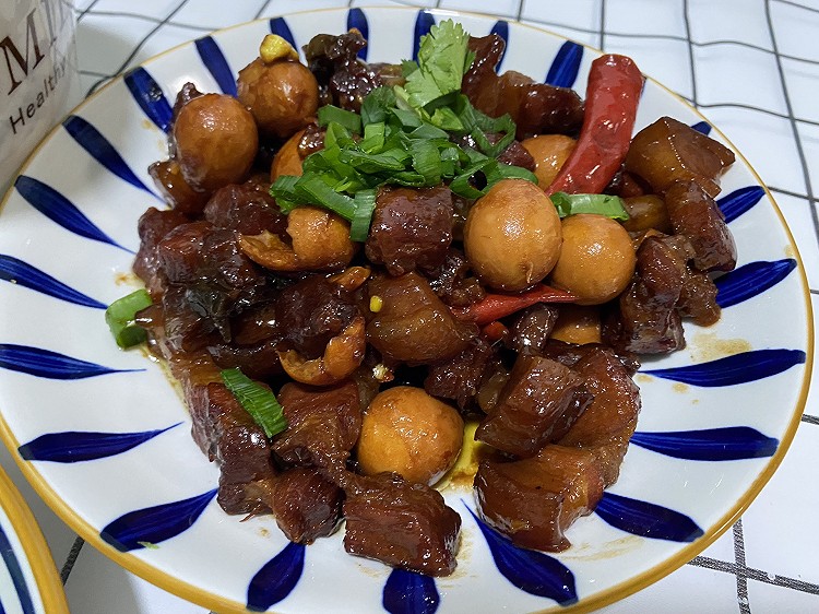 炖红烧肉鹌鹑蛋的做法