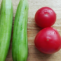 黄瓜西红柿沙拉的做法图解1