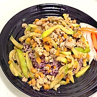 小瓜炒肉盖饭#夏日鲜味轻享健康#的做法图解1