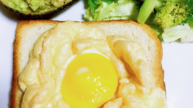 开放式花朵蛋牛油果金枪鱼三明治的做法