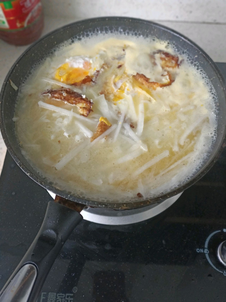煎鸡蛋萝卜汤的做法