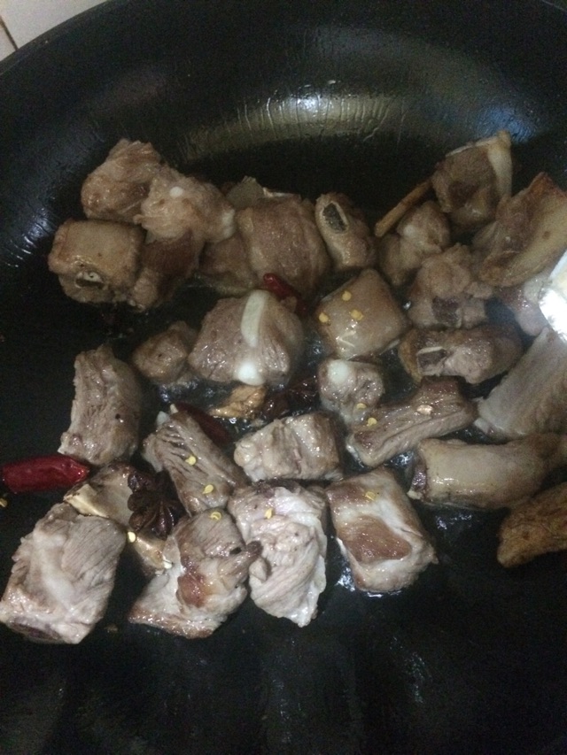 土豆炖排骨的做法图解2
