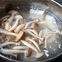 丝瓜菌菇豆腐汤的做法图解6