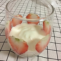 草莓酸奶麦片杯的做法图解5