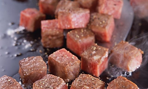 铁板牛肉配鲜草菇的做法