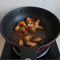 能打动心灵的食物——茶树菇红烧肉的做法图解4