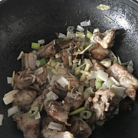 排骨酸菜炖粉条的做法图解4