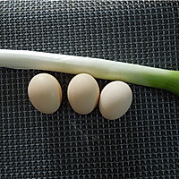 大葱炒鸡蛋：如何炒出滑嫩的鸡蛋的做法图解1