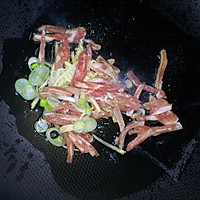 肉丝炒蒜薹的做法图解3