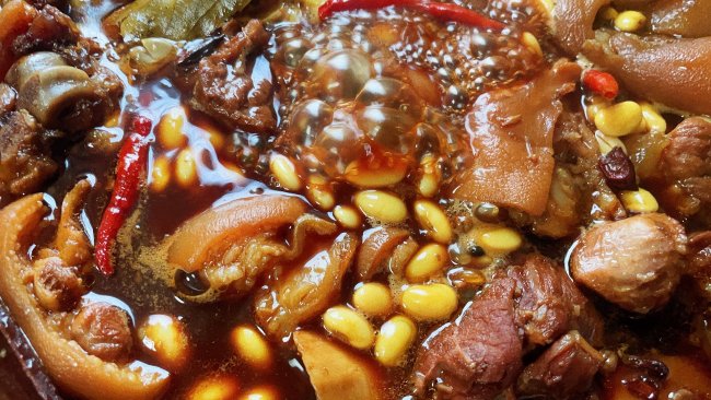 辣卤猪蹄煨黄豆的做法