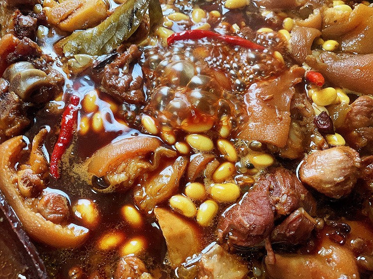 辣卤猪蹄煨黄豆的做法