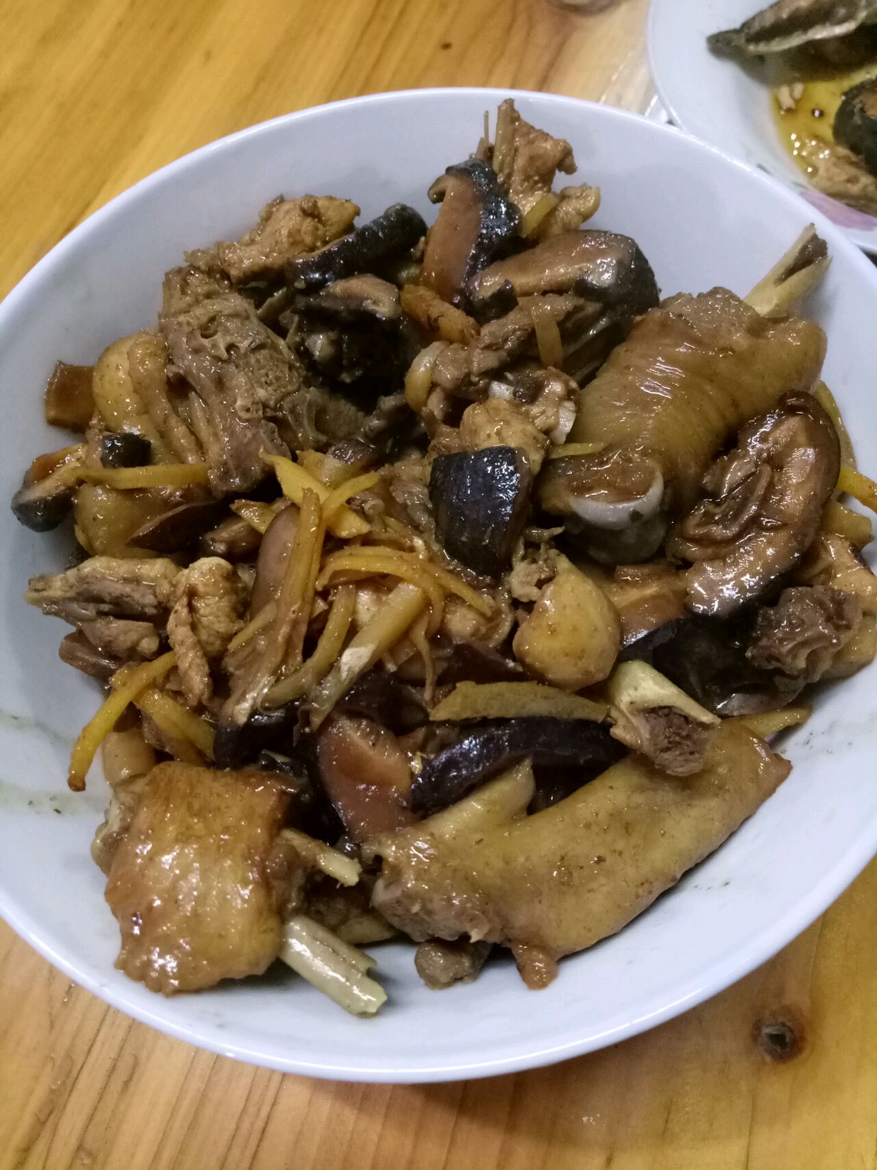 《小鸡炖蘑菇》，冬日里，来一道正宗的东北硬菜勾引你