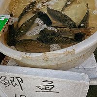 鲫鱼烧豆腐的做法图解1