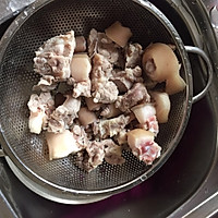 猪骨玉米萝卜汤的做法图解3