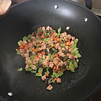 五彩糯米炒饭的做法图解2