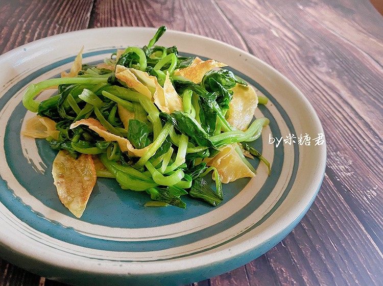2分钟一道菜：清炒腐皮鸡毛菜的做法