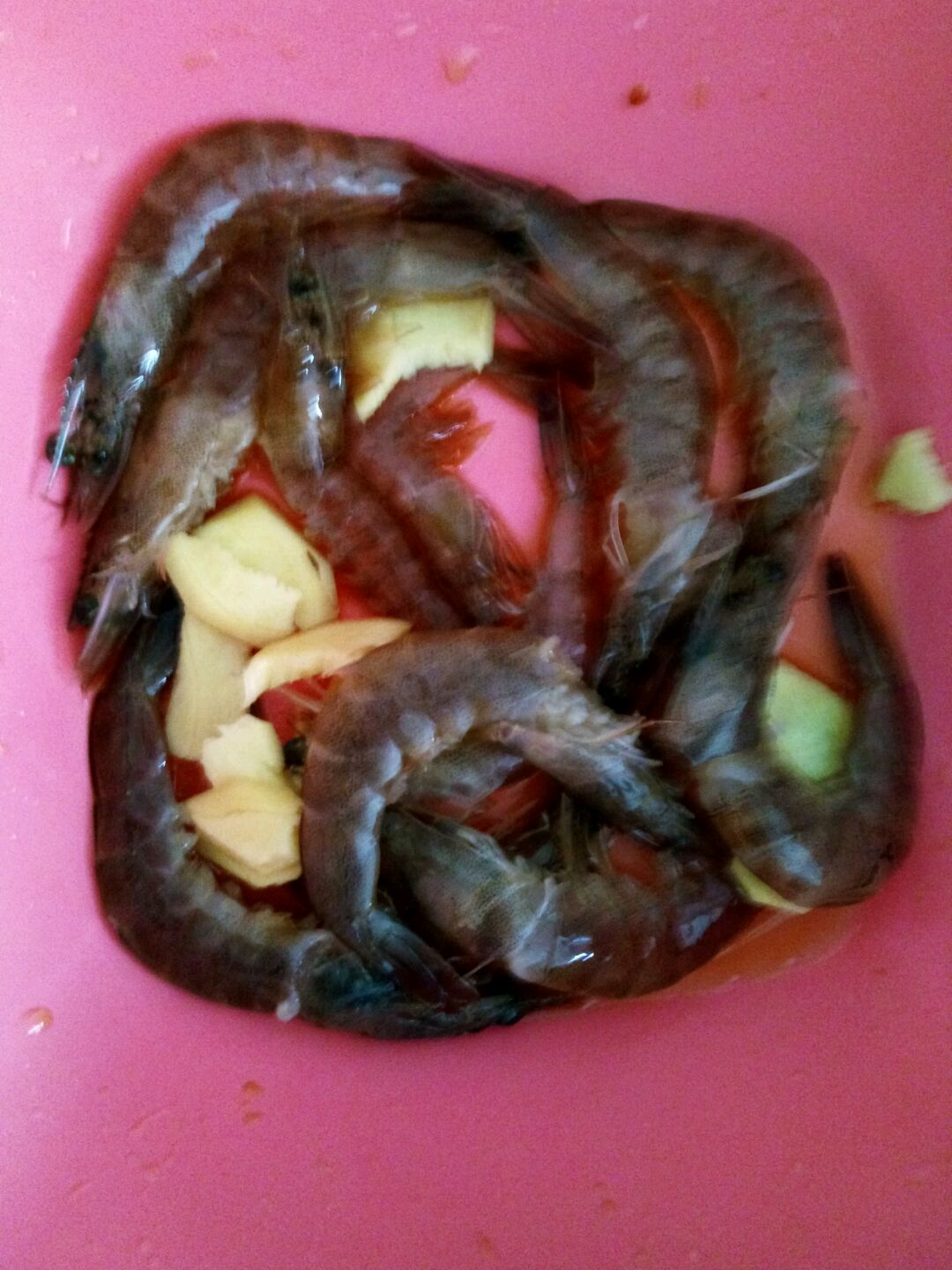 蒜蓉粉丝蒸大虾的做法图解2
