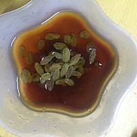 红糖葡萄干蒸蛋 姨妈福利的做法图解2