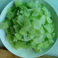 家常菜青笋炒肉，简单又好吃#味达美星厨X小厨中秋团圆宴#的做法图解2