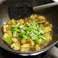 #一勺葱伴侣，成就招牌美味#酱焖双椒土豆的做法图解15