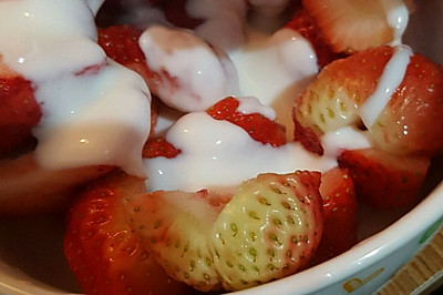 水果沙拉，酸奶，草莓