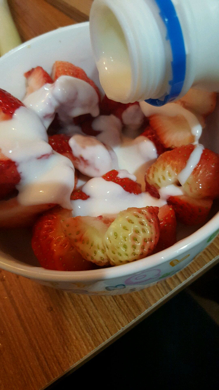 水果沙拉，酸奶，草莓的做法