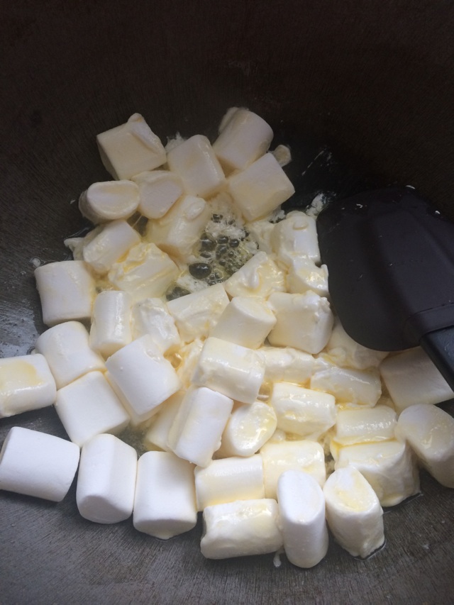 手工花生牛轧糖的做法图解3