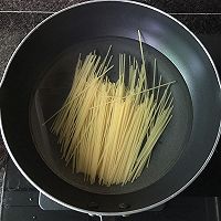 黑椒鸡蛋意大利面的做法图解2