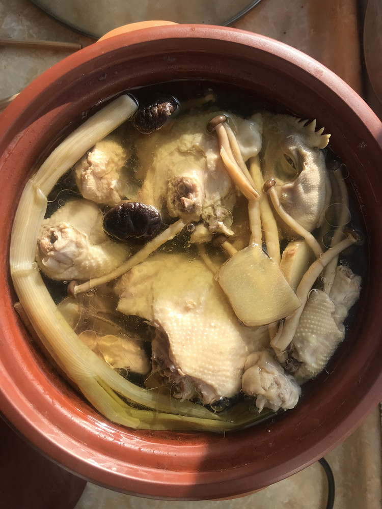 用焖烧砂锅焖一晚上的鸡汤真是鲜香无比的做法
