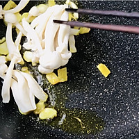 #巨下饭的家常菜#    苦瓜正当季，做个白玉菇炒苦瓜吧的做法图解6