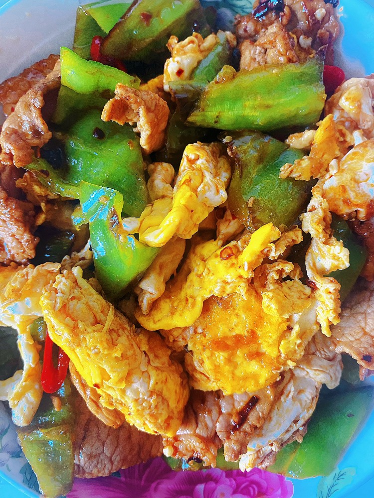尖椒鸡蛋炒肉的做法