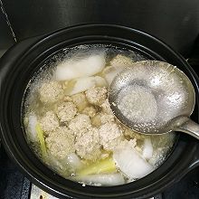 砂锅版汤鲜味美白萝卜汆羊肉丸子