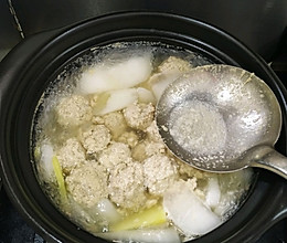砂锅版汤鲜味美白萝卜汆羊肉丸子的做法