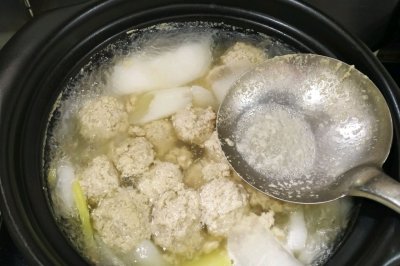 砂锅版汤鲜味美白萝卜汆羊肉丸子