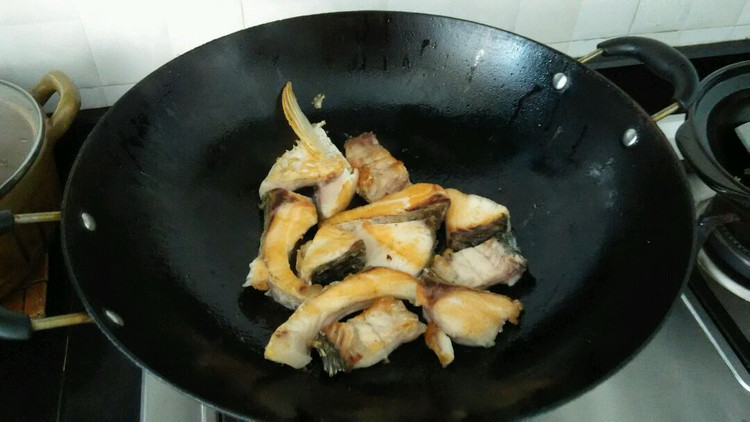 砂锅焖鲩鱼的做法