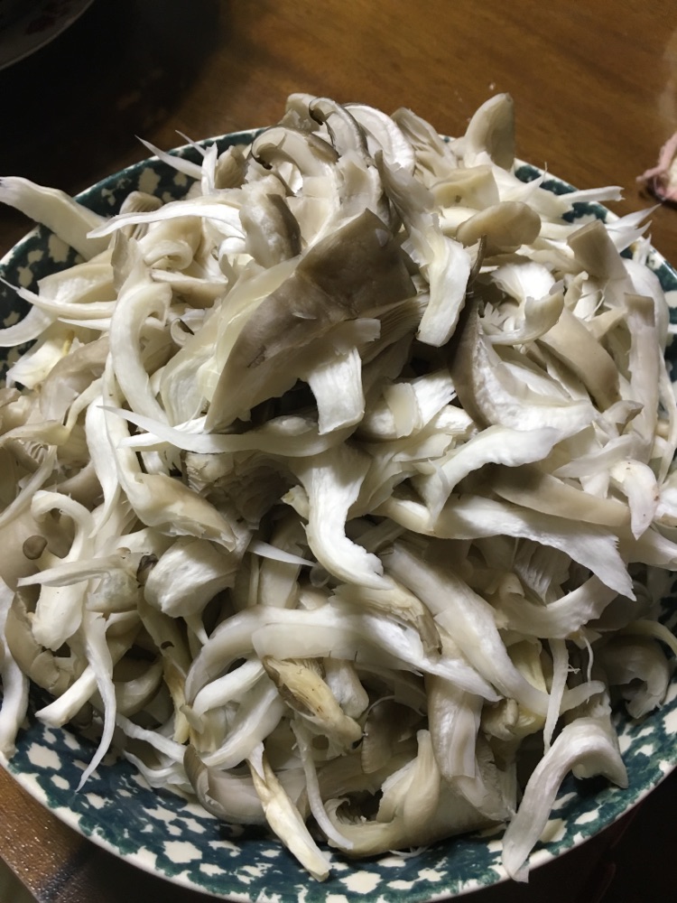 干煸平菇的做法图解1