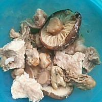 宝宝2岁辅食之香菇瘦肉海蛎粥的做法图解1