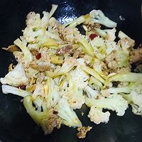 #刘畊宏女孩减脂饮食#花菜炒肉的做法图解7