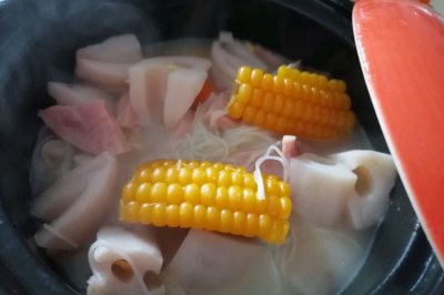 莲藕玉米胡萝卜砂锅煲