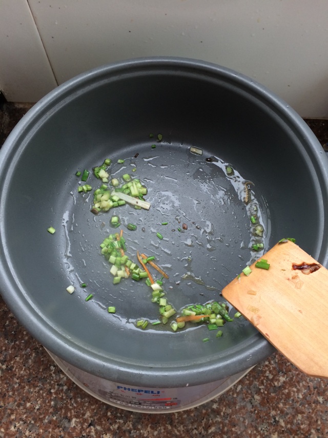 蟹味棒炒金针菇的做法图解1