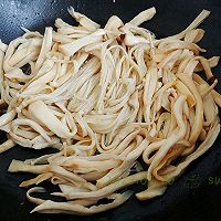 葱椒肉生炒菇菇的做法图解2