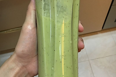 牛油果奇异果香梨豆奶汁