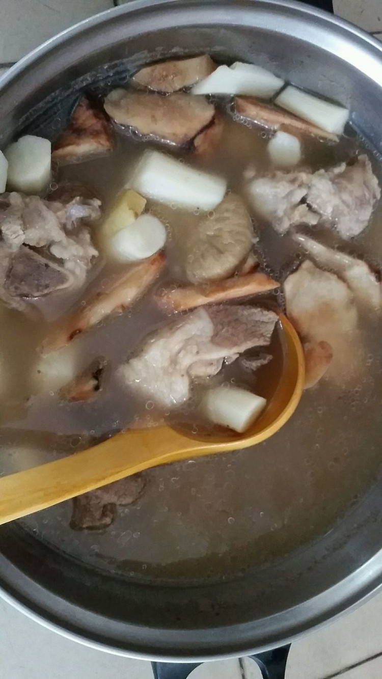 猪骨炖土茯苓无花果汤的做法