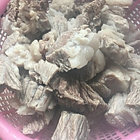 #做道好菜，自我宠爱！#玫瑰花红酒炖牛肉的做法图解2