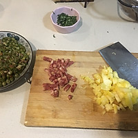 蟹味菠萝蛋炒饭的做法图解2