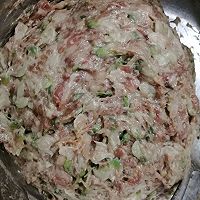 槐花美食—槐花肉包的做法图解2