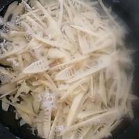 快手菜酸辣笋条的做法图解1