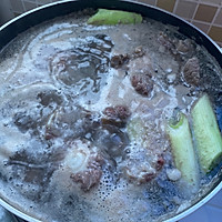 黄酒炖牛尾的做法图解2