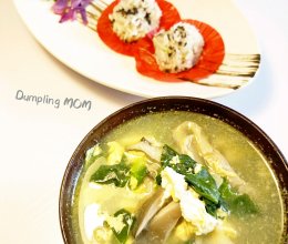 【Dumpling MOM】牛肉时蔬糯米球+菠菜平菇蛋汤的做法